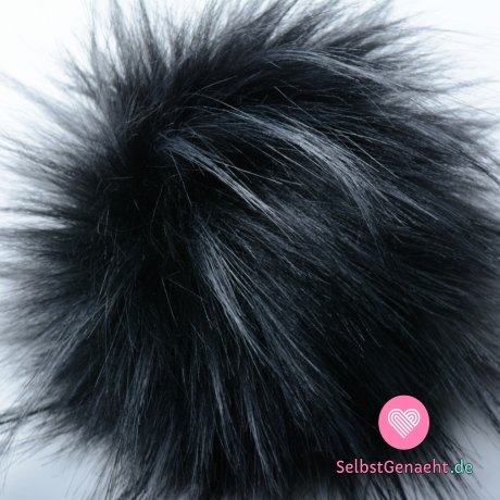 Bommel auf einer schwarzen Mütze mit grauen Enden - lange Haare