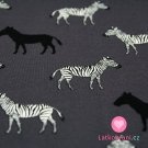 Úplet zebry na šedé tmavější