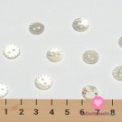 Knoflík kulatý, s vyřezávaným okrajem perleťový