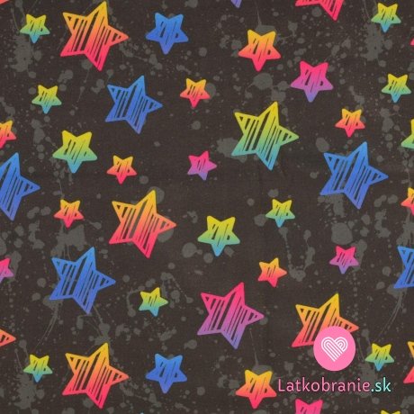 Softshellová tlač farebných hviezd na sivom pozadí