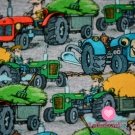 Úplet potisk veselé traktory při práci na šedé melé