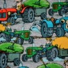 Úplet potisk veselé traktory při práci na šedé melé