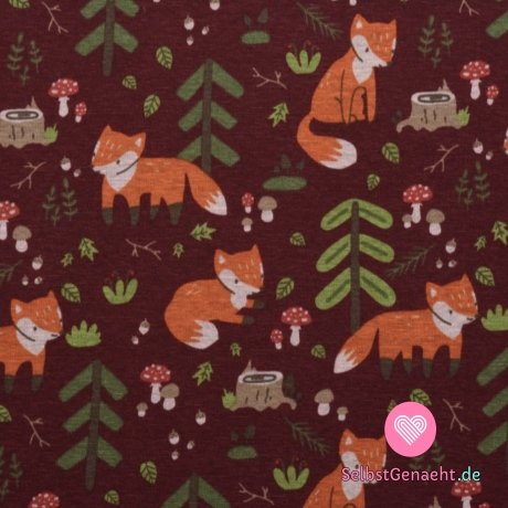 Warmkeeper-Fuchs im Wald auf Rot