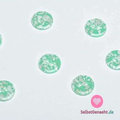 Runder, glänzend grüner Knopf mit weißen Scheiben