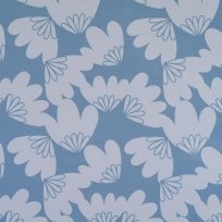 Softshell-Druck von weißen Blumen auf blauem Hintergrund