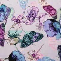 Úplet potisk motýl mezi květy na fialkové
