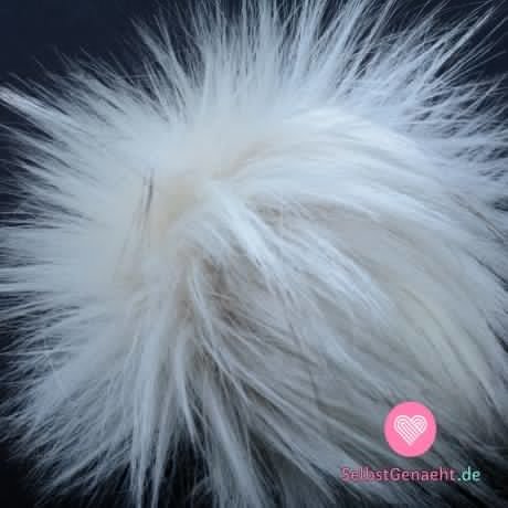 Bommel auf einer Kappe weiß, schwarze Enden - lange Haare