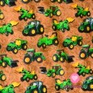 Úplet zelený traktor na poli s obilím