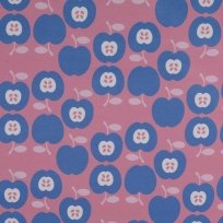 Softshellová potlač modrých jabĺk na ružovom pozadí