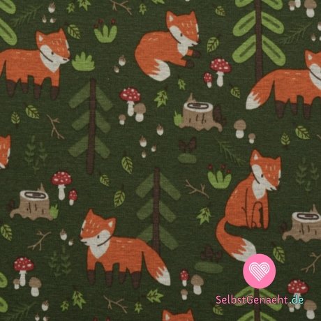 Warmkeeper-Fuchs im Wald auf kakifarbigem Grün