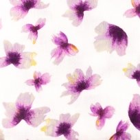 Doppelgaze / Musselin lila Blüten auf weiß