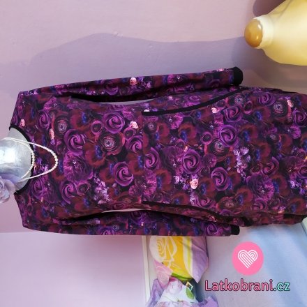 šaty z fialových květů